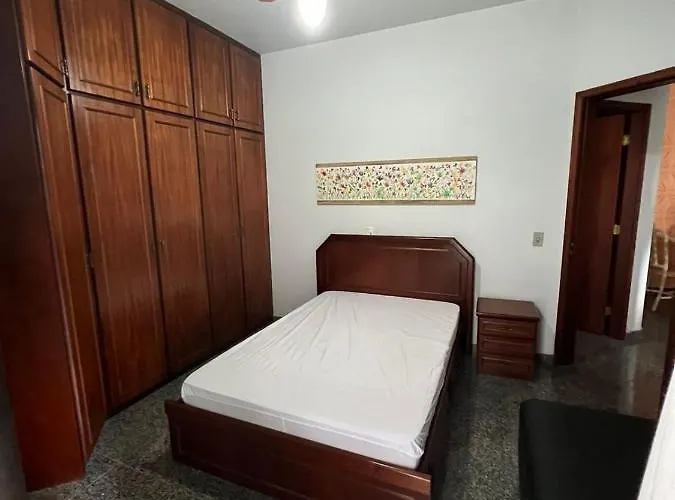 Apartamento no Guarujá Enseada a beira mar, ótima localidade e com ar condicionado
